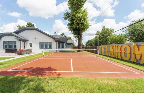 Las Vegas House | 5 Beds Downtown OKC - Pickleball, Hot Tub, Firepit, GameRoom