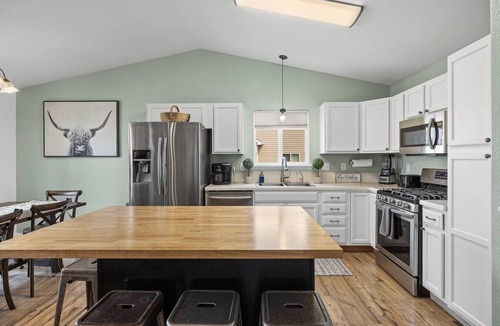 Summerset House | 5 Beds, Hot Tub, Fenced backyard
