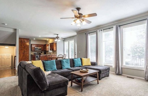 Shawnee House | 5 King Beds! Mins to Attractions, Great for Groups