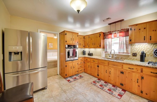 Hampton House | 5 Mi to Dtwn: Pet-Friendly Gem w/Yard in Hampton