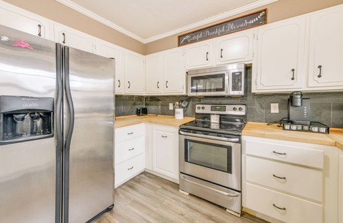 LaGrange House | 5 Mi to West Point Lake: Group Getaway Near Town