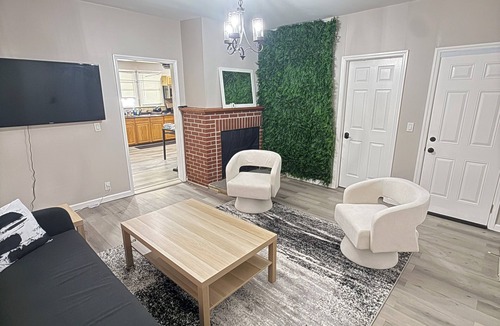 Elizabeth House | 5-Min to Airport Downtown Hotspot Modern & Cozy