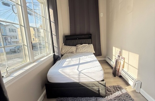 Elizabeth House | 5-Min to Airport Downtown Hotspot Modern & Cozy
