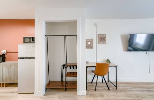 Lincoln Hotel | 5 min. to Lincoln's top attractions. King size bed, kitchenette & outdoor space