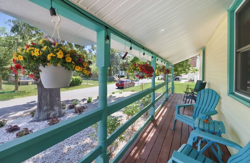 Town Bank Cottage | 5-Min Walk to Bay Beach Sleeps 10 Sunset Views Huge Deck + Outdoor Shower