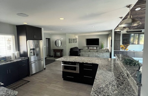 Iowa City House | 5 minute walk to Kinnick Stadium! Perfect GAMEDAY stay! Spacious 4-bedroom house