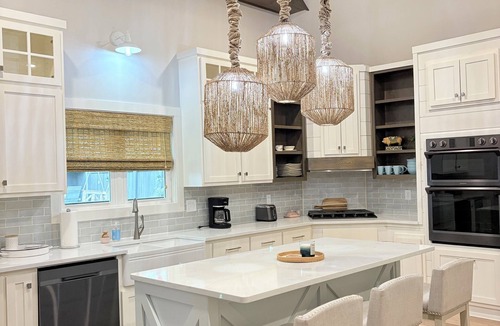 Grant House | 5 Minutes from Lake/Cozy Mountain Home with a Heated Pool & Pool House!