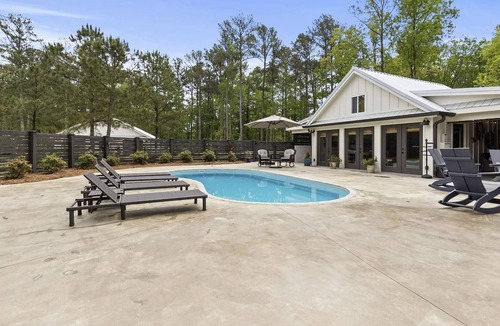 Grant House | 5 Minutes from Lake/Cozy Mountain Home with a Heated Pool & Pool House!
