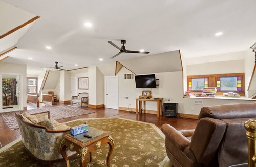 Council Bluffs House | 537C) Two Historic Homes | 11 Bedrooms | Downtown