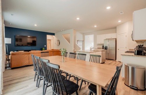 Wilmington House | 5BR/3B, Sleeps 13, Pets+, Garage - Blue