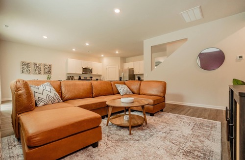 Wilmington House | 5BR/3B, Sleeps 13, Pets+, Garage - Maroon