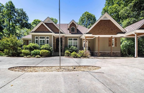White House | 5BR Gated Estate - Lake Views, Ping Pong