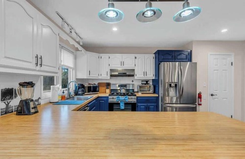 Rumson House | 5BR Riverfront Home - Private Nature Retreat