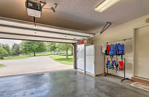 Rogers House | 6-Acre Rogers Retreat w/ Ramps on Beaver Lake!