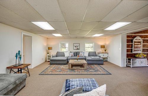 Hollywood Apartment | 6 Mi to Scottsboro: Apt w/Furnished Porch