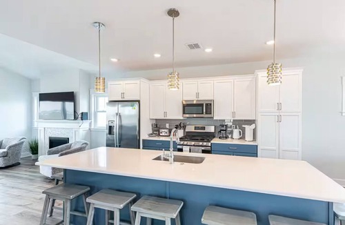 North End House | 6BR, 5.5 bath sleeps 17 - 3 King & 1 Queen ensuite + Elevator & Ocean Views