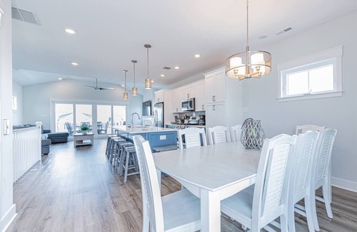 North End House | 6BR, 5.5 bath sleeps 17 - 3 King & 1 Queen ensuite + Elevator & Ocean Views