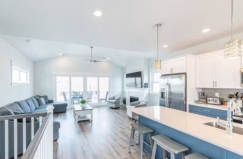 North End House | 6BR, 5.5 bath sleeps 17 - 3 King & 1 Queen ensuite + Elevator & Ocean Views