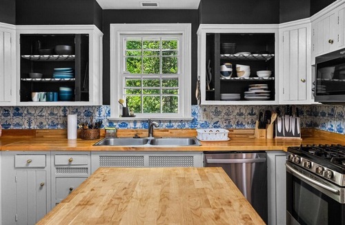 Taylor Run House | 7 BR historical estate near old town