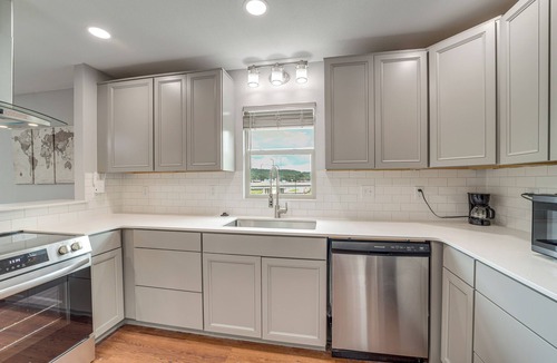 Oakhurst Apartment | 7 Mi to Dtwn: Authentic Haunted Apt in Tulsa!
