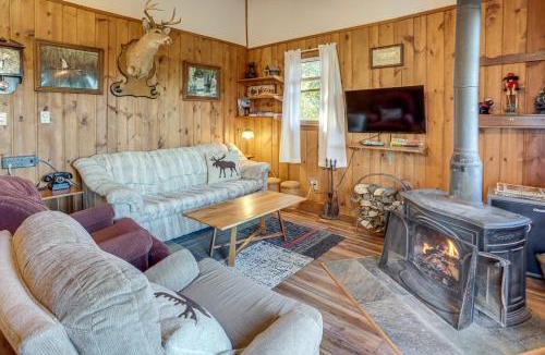 Stanley House | 7 Mi to Main Street: Cabin w/Deck in Stanley!