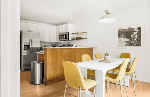 Issue House | 7 Min to Beach, Huge Yard, Fire Pit, BBQ, Beach Gear & Cornhole, by A Haven Away