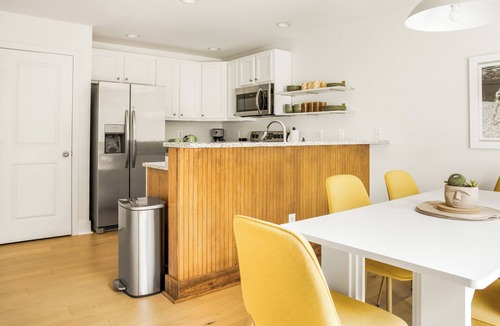 Issue House | 7 Min to Beach, Huge Yard, Fire Pit, BBQ, Beach Gear & Cornhole, by A Haven Away
