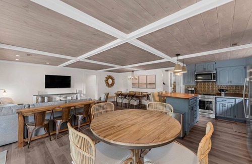 Ten Mile House | 726 Halfmoon Shores Drive · 6BR Lake Front - Boathouse - Dock - Screened Porch