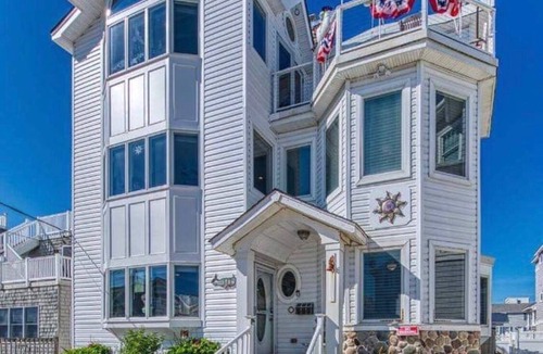 North Beach Haven House | 8+ Bedroom Home 3rd off Beach with Ocean & Bay View HotTub +