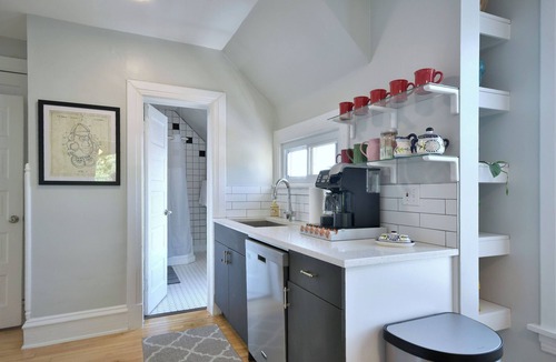 Oak Park House | 8 Bedrooms, 3 Full Bathrooms, 2 Kitchens and 2 Parking Spaces