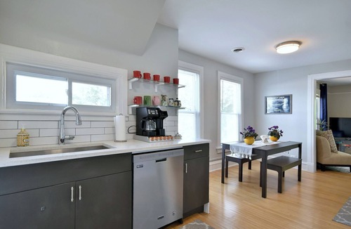 Oak Park House | 8 Bedrooms, 3 Full Bathrooms, 2 Kitchens and 2 Parking Spaces