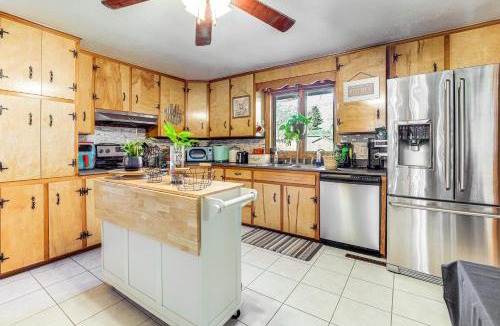 Scottsbluff House | 8 Mi to Scotts Bluff Nat'l Monument: Family Home