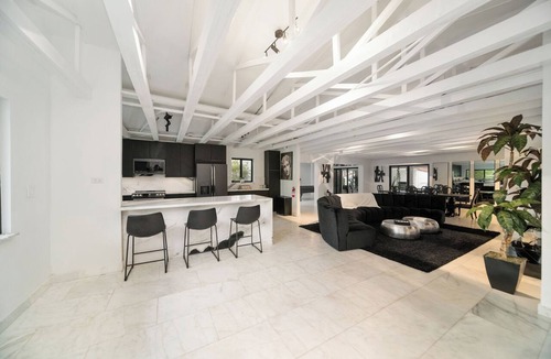 Bryant House | 8BR Near Kiki on the River, Cinema, Pool, Gym, BBQ