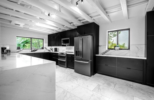Bryant House | 8BR Near Kiki on the River, Cinema, Pool, Gym, BBQ