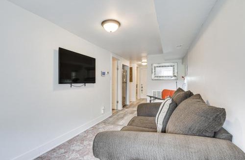 Woodlawn Apartment | 9 Mi to Downtown! Pet-Friendly Near Uni of Chicago