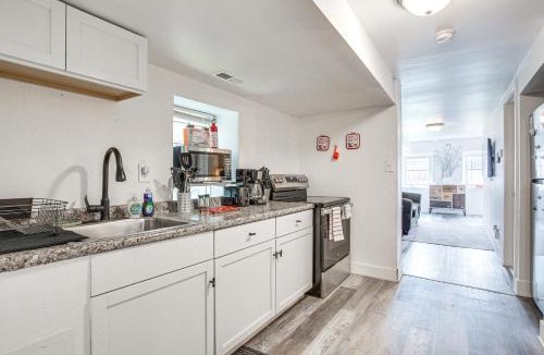 Woodlawn Apartment | 9 Mi to Downtown! Pet-Friendly Near Uni of Chicago
