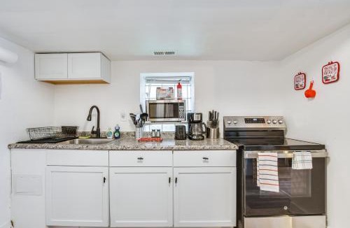 Woodlawn Apartment | 9 Mi to Downtown! Pet-Friendly Near Uni of Chicago