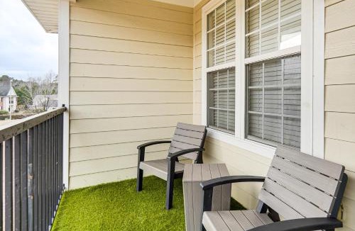 Fayetteville House | 9 Mi to Dtwn Fayetteville: Condo w/Pool Access!