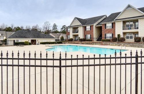 Fayetteville House | 9 Mi to Dtwn Fayetteville: Condo w/Pool Access!
