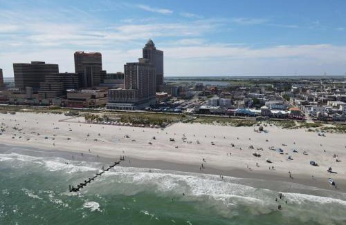 Atlantic City House | 9BR Beach Block House with 13 Beds in Central Atlantic City