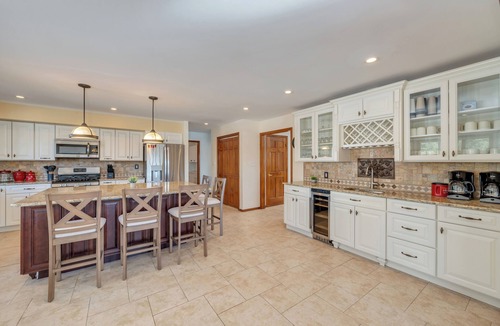 Goshen House | 9BR Retreat - Sleeps 23+ w Pool, Pickleball Court, Golf Simulator, Near Beaches