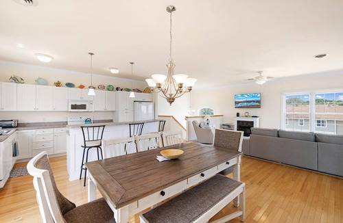 Town Bank House | A Bayfront Beauty in Historic Townbank 4 Bedroom 2.5 Bath sleeps 9