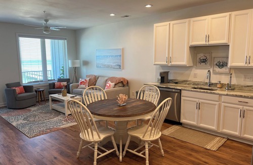 Issue Condo | A Crabby Alibi! 2-bedroom condo with seasonal pool access