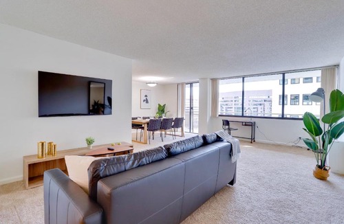 Crystal City Apartment | A Few Steps From Airport - Stylish Apt
