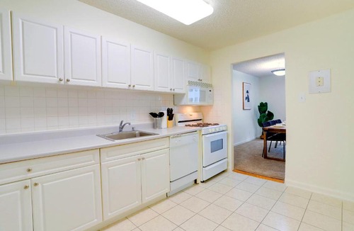 Crystal City Apartment | A Few Steps From Airport - Stylish Apt
