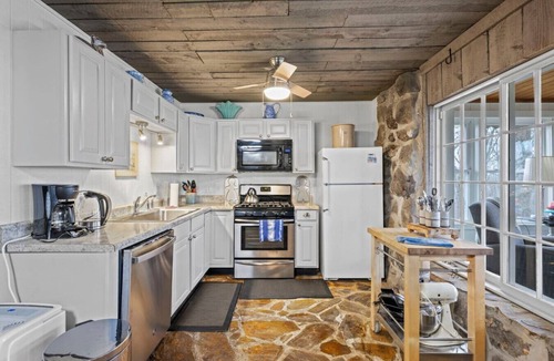 Mentone Cabin | A-Frame w/VIEWS | Walk to Downtown/Park | Pets OK