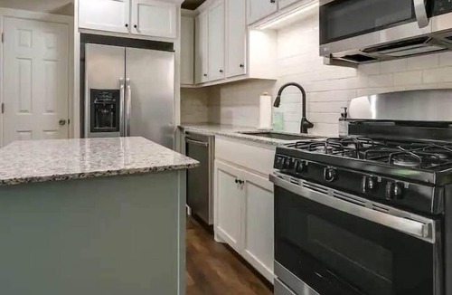 Durant House | A lucky cottage 4mi to Casino! Sleeps 6, desks in every room + pet friendly!