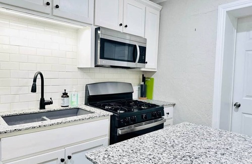 Durant House | A lucky cottage 4mi to Casino! Sleeps 6, desks in every room + pet friendly!