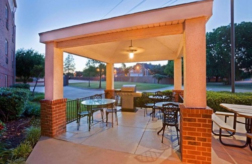 Waukegan Apartment | A Place You'll Surely Enjoy! 3 Comfortable Units, Pet-friendly, Full Kitchen!