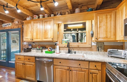 Seven Devils Cabin | A Portofino Cabin: Mountain Log Cabin, Hot Tub, Pet Friendly, Wood Fireplace